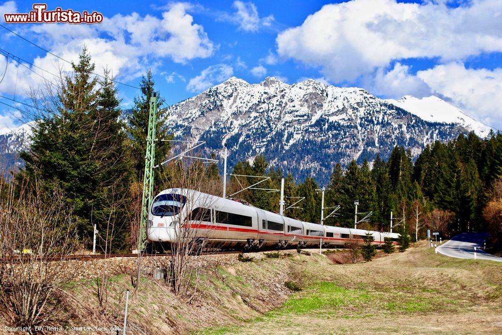Immagine Un treno delle ferrovie tedesche attraversa le Alpi in Baviera nei pressi di Oberammmergau - © EWY Media / Shutterstock.com