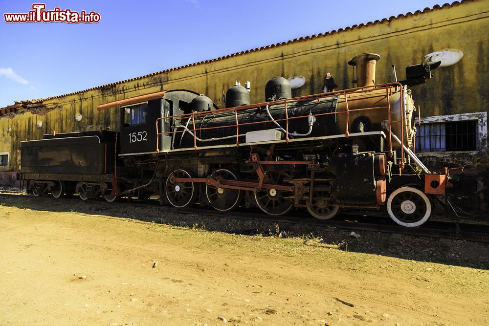 Immagine Un treno in sosta alla stazione ferroviaria di Trinidad, Cuba.