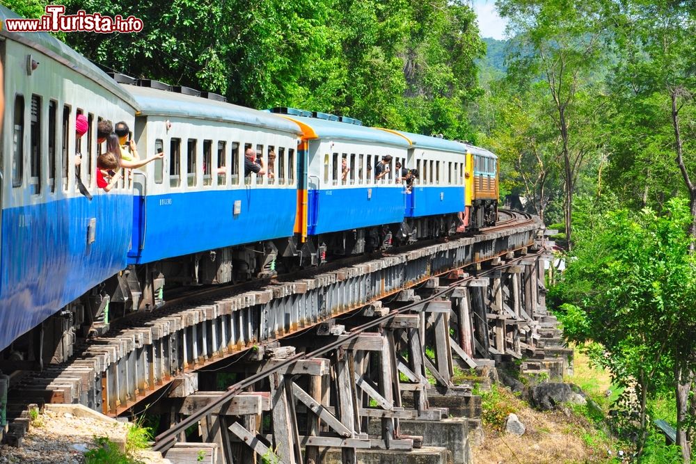 Immagine Un treno nella foresta del Kanchanaburi, Thailandia.