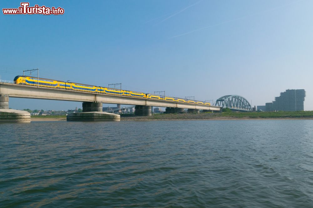 Immagine Un treno passeggeri attraversa un ponte nella città di Nijmegen, provincia della Gheldria (Olanda).