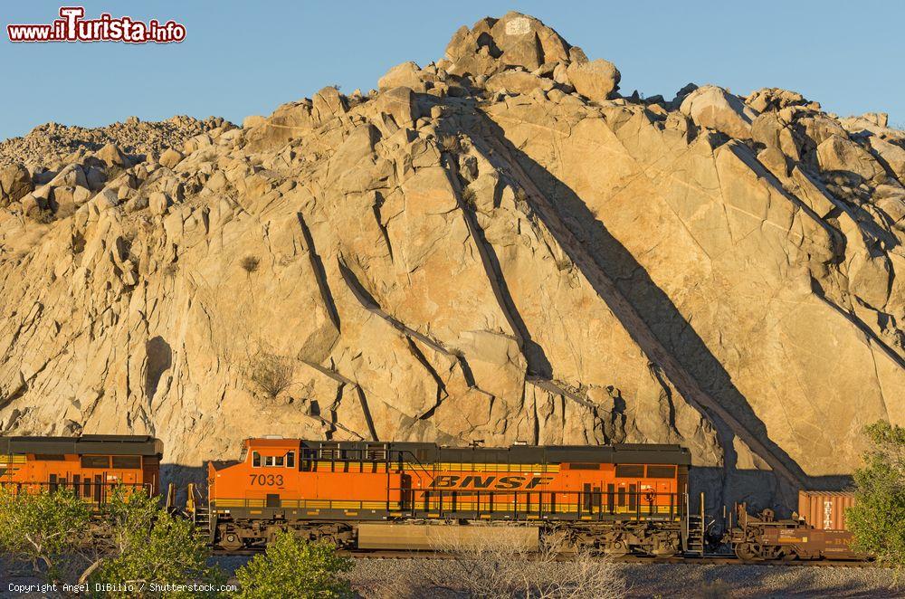 Immagine Un treno transita tre le montagne dela Rockview Nature Park a Victorville in California - © Angel DiBilio / Shutterstock.com