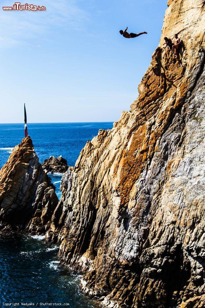 Immagine Un tuffatore di Acapulco si getta dalla parete della Quebrada, siamo in Messico - © NadyaRa / Shutterstock.com