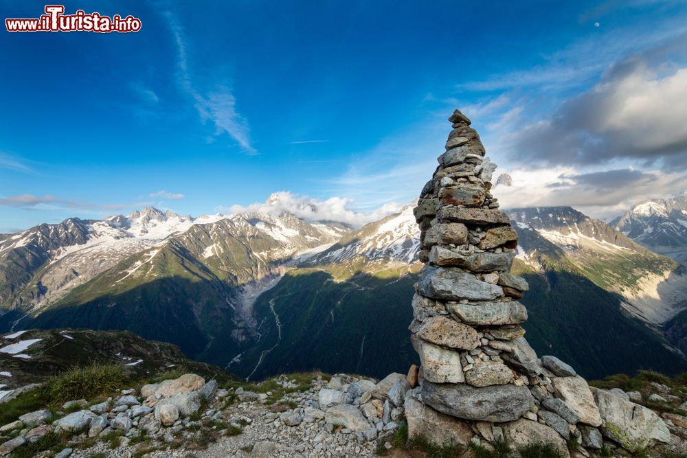 Immagine Un tumilo di pietre difronte al massicio del Monte Bianco, Argentiere, Francia. Siamo nella riserva naturale delle Aiguilles Rosse.