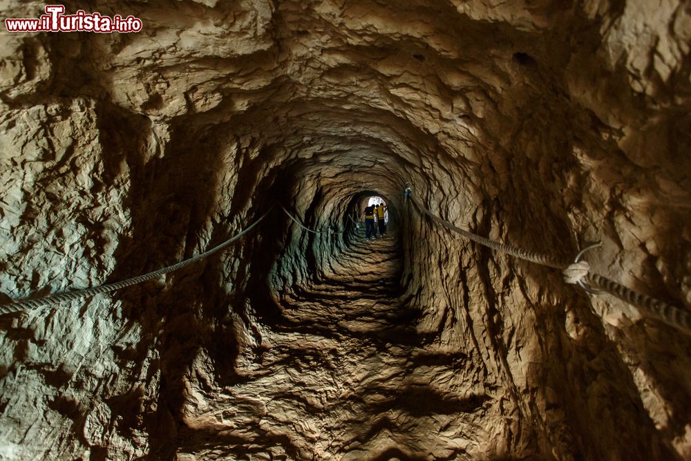 Immagine Un tunnel nella roccia nel parco naturale del Penon de Ifach, Calpe, Spagna.