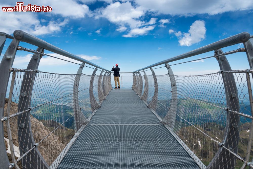 Immagine Un uomo ammira il panorama dalla terrazza belvedere del Pic du Midi de Bigorre, Pirenei (Francia).