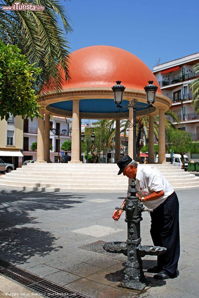 Immagine Un uomo beve da una fontana a Estepona, Spagna. Siamo in Plaza Antonia Guerrero, una delle principali di questa graziosa cittadina del sud della Spagna affacciata sul Mediterraneo - © Caron Badkin / Shutterstock.com