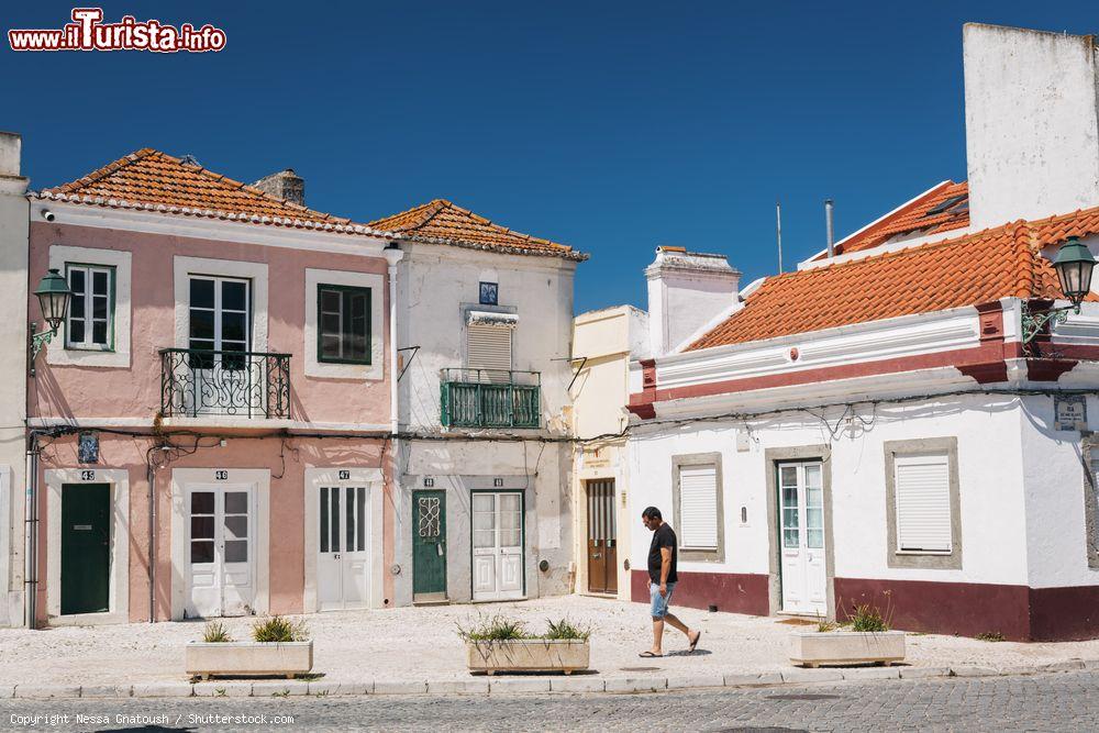 Immagine Un uomo cammina nelle strade della vecchia città di Alcochete, Portogallo - © Nessa Gnatoush / Shutterstock.com