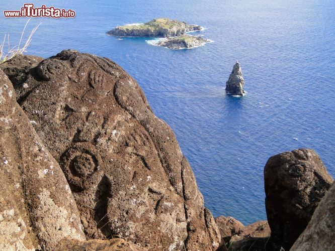 Immagine Un uomo con ali scolpito su una roccia dell'isola di Pasqua, Cile - © 59476237 / Shutterstock.com