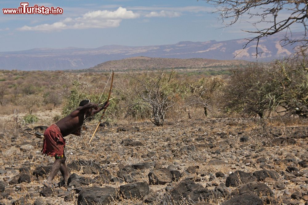 Immagine Un uomo di una tribù a caccia con arco e frecce sul lago Eyasi, vicino ad Arusha in Tanzania