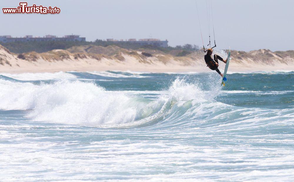 Immagine Un uomo fa kitesurf sulle onde a Cabedelo Beach, Viana do Castelo, Portogallo - © Bruno Ismael Silva Alves / Shutterstock.com