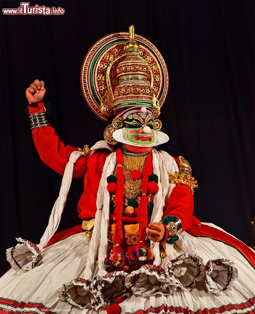 Immagine Un uomo in costume in occasione del Kathakali a Trivandrum, Kerala, India. Noto per i suoi gesti elaborati e per gli abiti tipici, è uno spettacolo con danza basato sulla mitologia indiana con Ravana che sfida Rama - © AjayTvm / Shutterstock.com