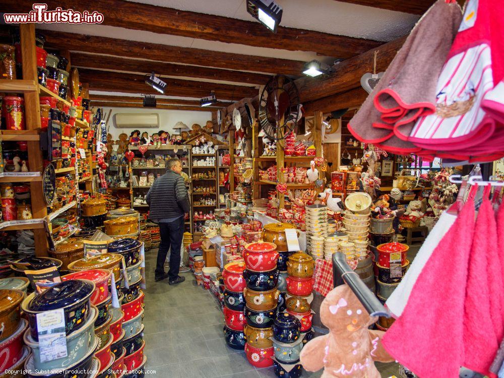 Immagine Un uomo in un negozio di oggetti in terracotta fatti a mano in un negozio di Eguisheim, Alsazia (Francia)  - © SubstanceTproductions / Shutterstock.com