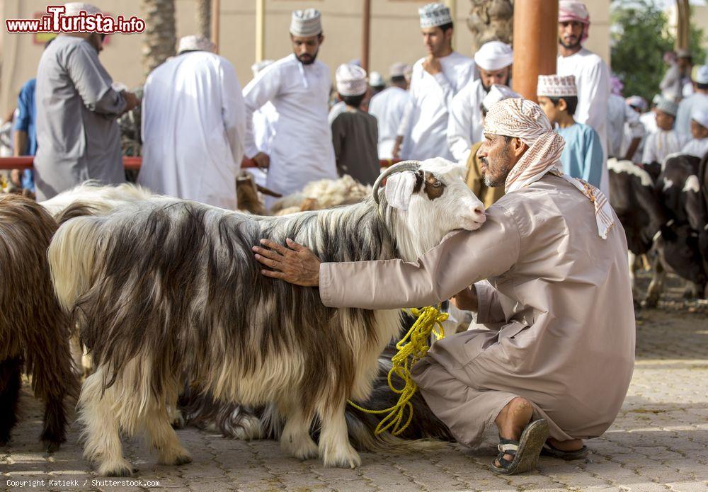 Immagine Un uomo omanita con la sua capra al mercato locale di Nizwa - © Katiekk / Shutterstock.com