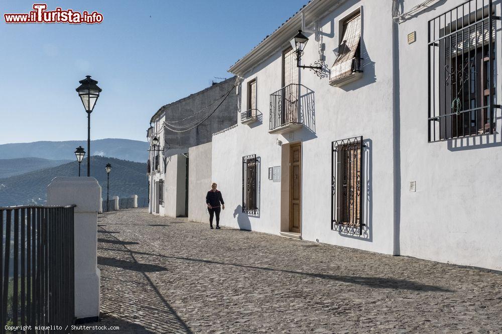 Immagine Un uomo passeggia lungo Adarve Street a Priego de Cordoba, Andalusia, Spagna, in una bella giornata di sole  - © miquelito / Shutterstock.com