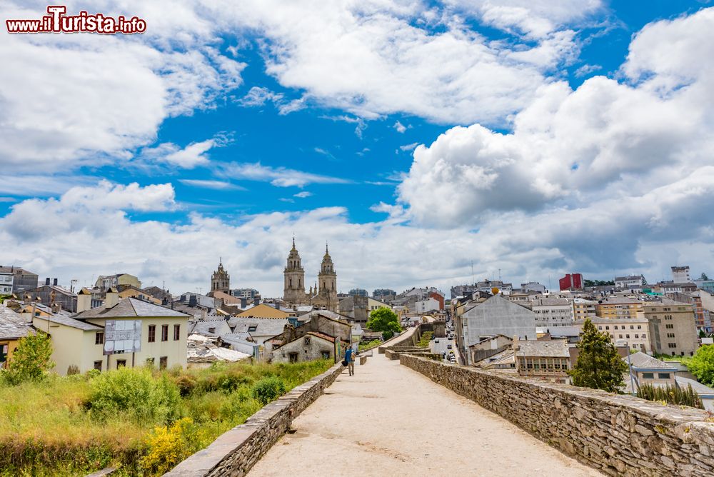 Immagine Un uomo passeggia lungo il camminamento delle mura romane a Lugo, Galizia.