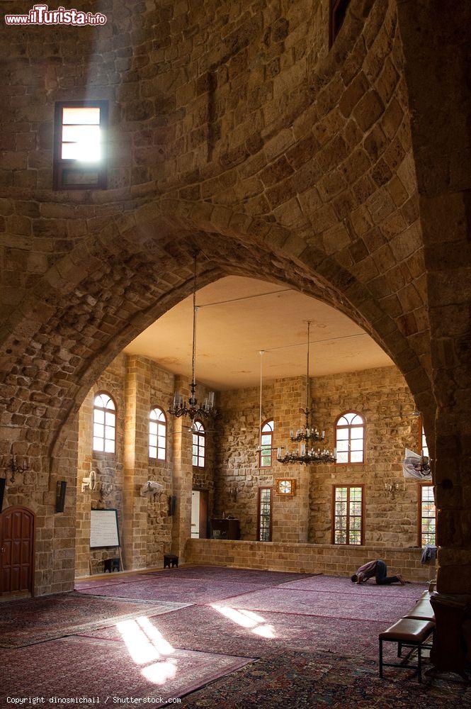 Immagine Un uomo prega in una moschea di Sidone, Libano. In questo paese si trova la più diversificata società religiosa del Medio Oriente con 17 sette  - © dinosmichail / Shutterstock.com
