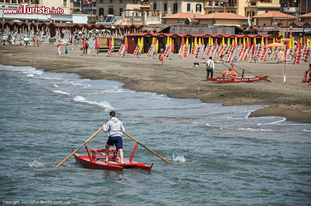 Immagine Un uomo rema su una barca di salvataggio a Ostia, Roma. Questa cittadina è l'antico porto della capitale d'Italia - © Celli07 / Shutterstock.com