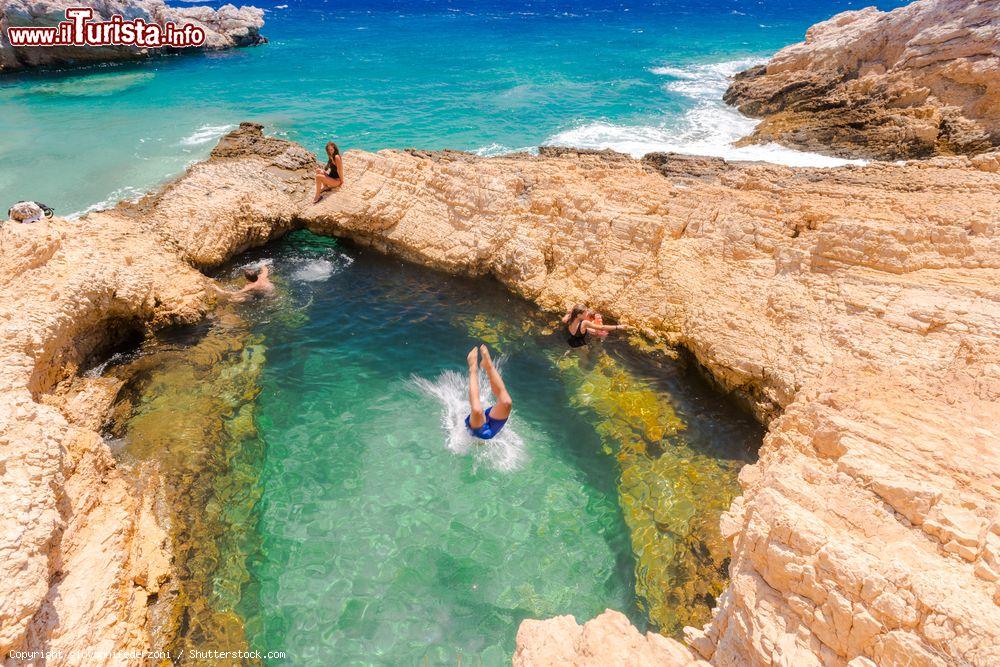 Immagine Un uomo si diverte nella piscina naturale Occhio del Diavolo a Koufonisia, Piccole Cicladi, Grecia  - © giovannifederzoni / Shutterstock.com