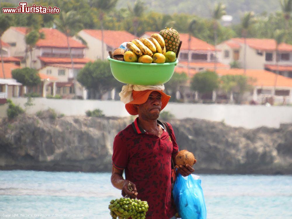 Immagine Un uomo vende frutta fresca su una spiaggia di Sosua, Repubblica Domenicana - © Maxim's Creations / Shutterstock.com