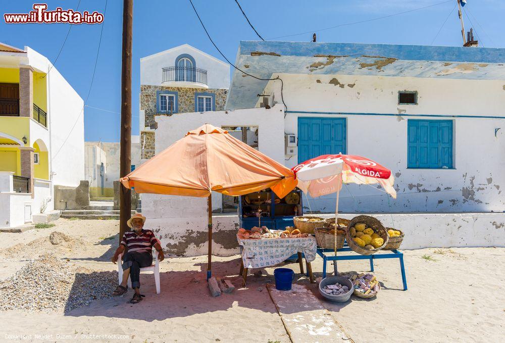 Immagine Un uomo vende spugne di mare vicino a una spiaggia dell'isola di Pserimos, Grecia - © Nejdet Duzen / Shutterstock.com