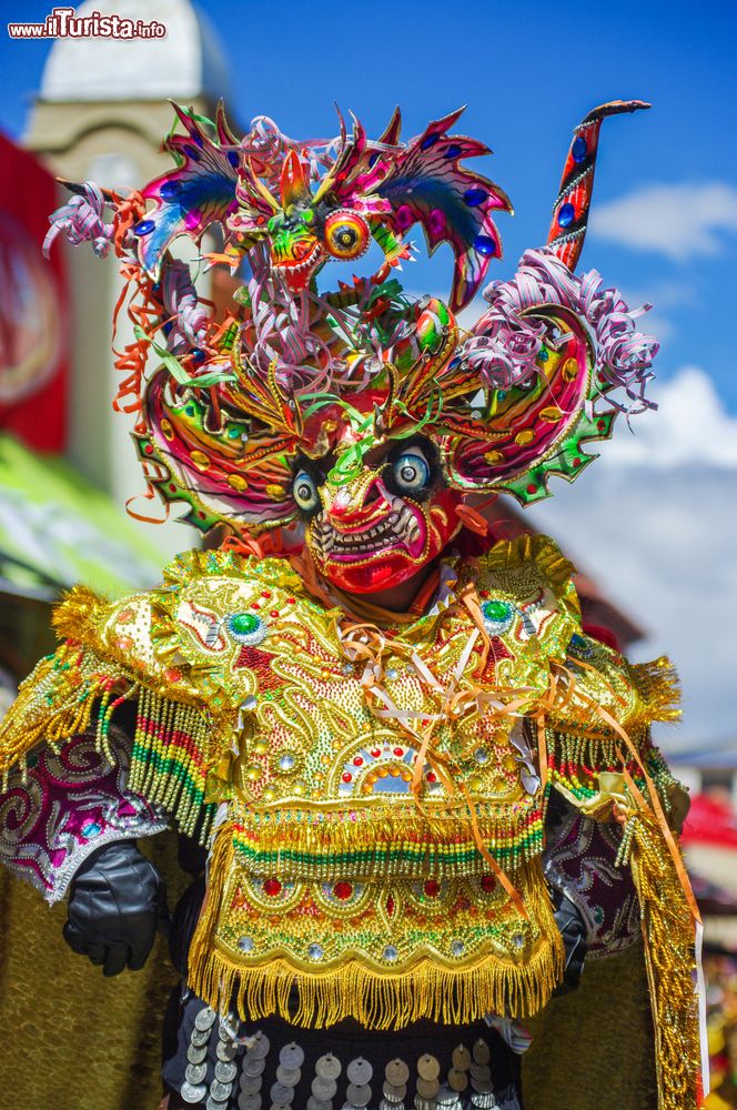 Immagine Un uomo vestito con abiti e maschera da diavolo in una festa tradizionale a Oruro, Bolivia.