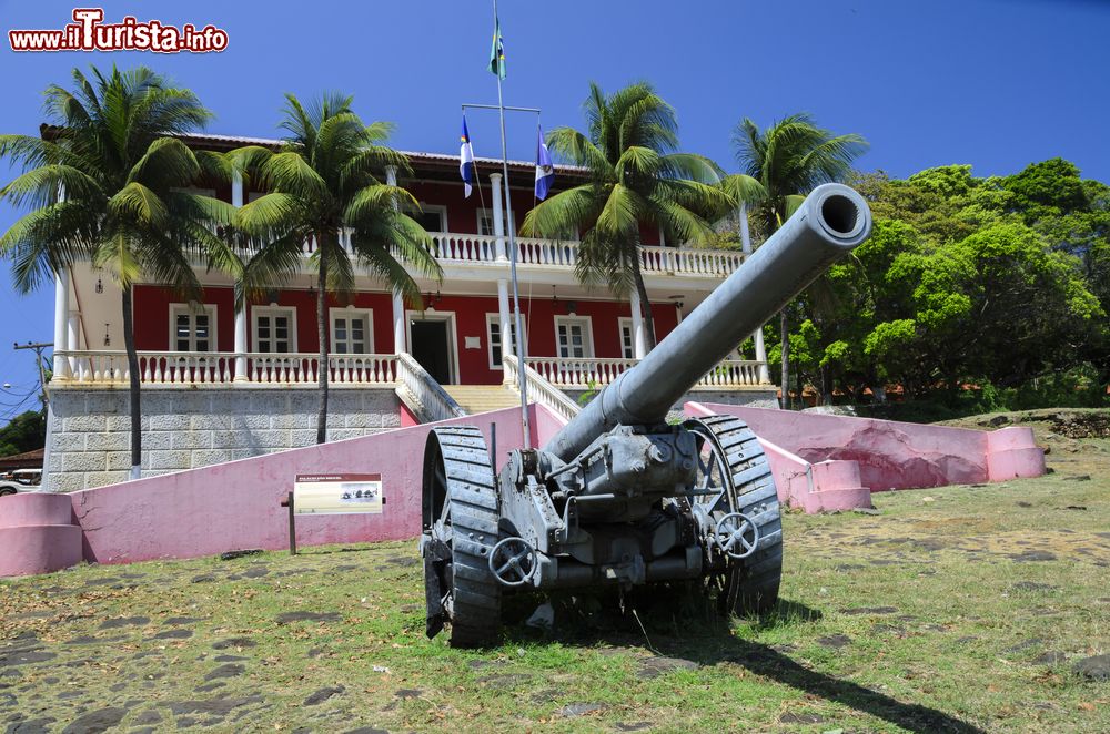 Immagine Un vecchio cannone in una piazza di Fernando de Noronha, Brasile.