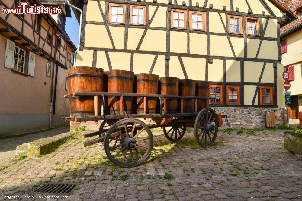 Immagine Un vecchio carro con botti in legno per il vino nel borgo di Eguisheim (Francia): siamo lungo la celebre Strada del Vino in Alsazia - © Kuzmalo / Shutterstock.com