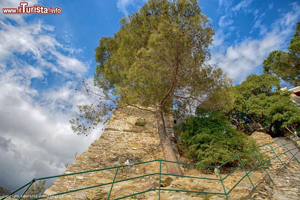Immagine Un vecchio castello in pietra fotografato con il cielo azzurro a Zoagli, Liguria  - © faber1893 / Shutterstock.com