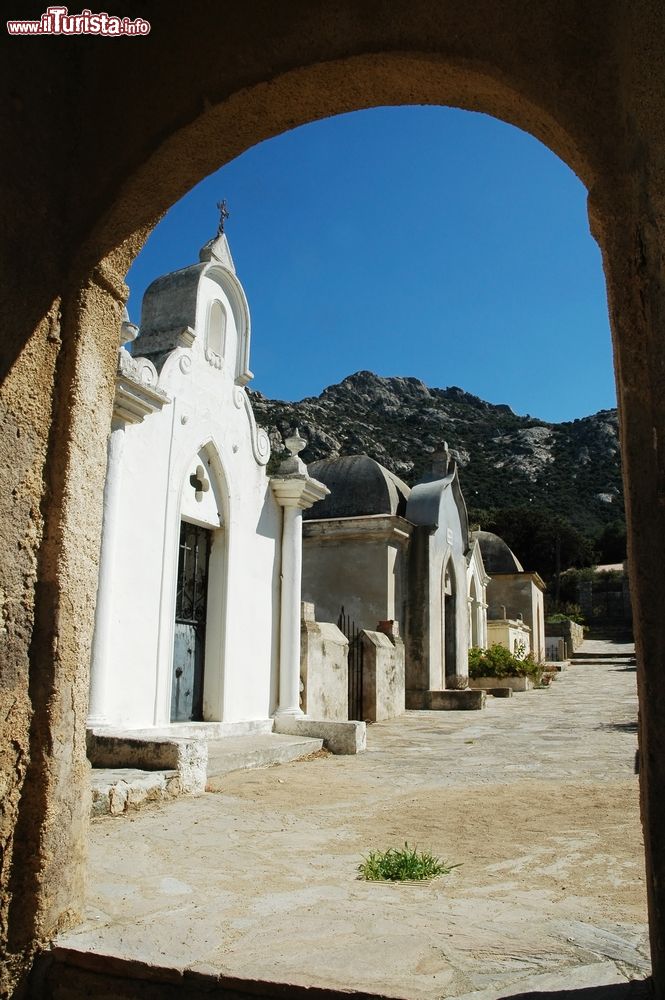 Immagine Un vecchio cimitero nei pressi di Lumio, Corsica, con le tombe di famiglia.