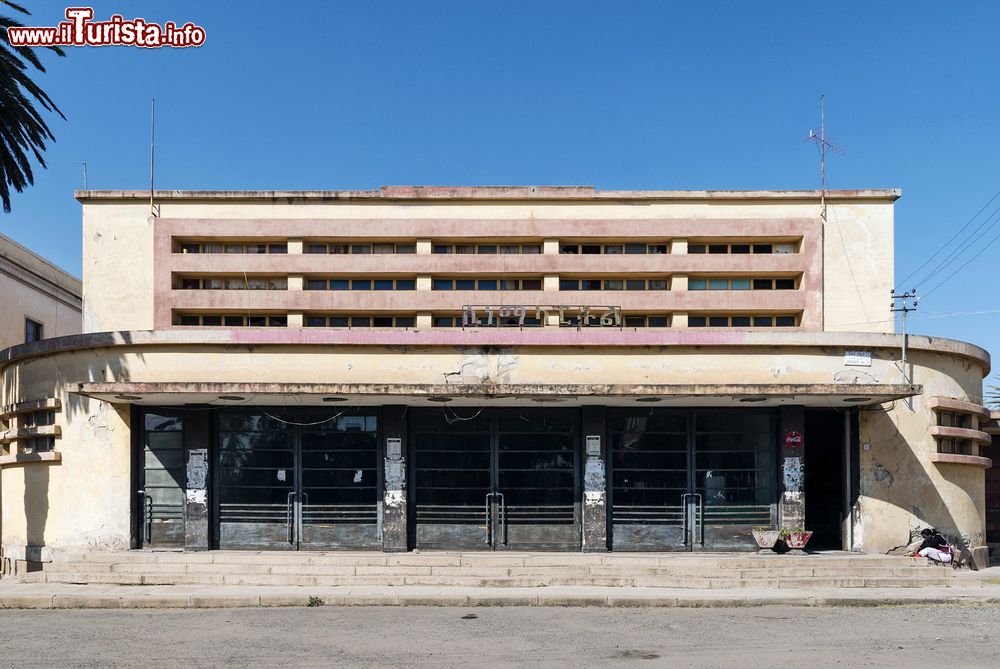 Immagine Un vecchio cinema nella città di Asmara, Eritrea. L'edificio che lo ospita è in stile coloniale art déco.