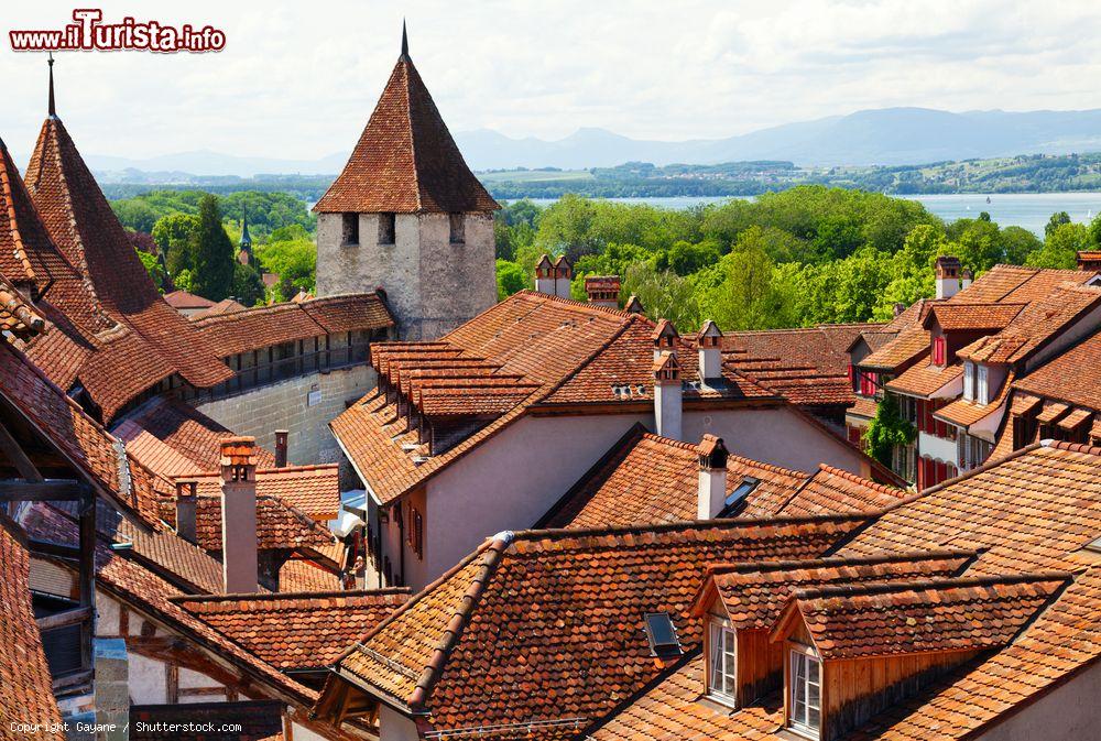 Immagine Un vecchio distretto con il castello medievale e i tetti in tegola nella città di Murten, Svizzera. Situato sulla riva sud est dell'onomino lago, questo grazioso borgo ha mantenuto intatta l'atmosfera di un tempo - © Gayane / Shutterstock.com