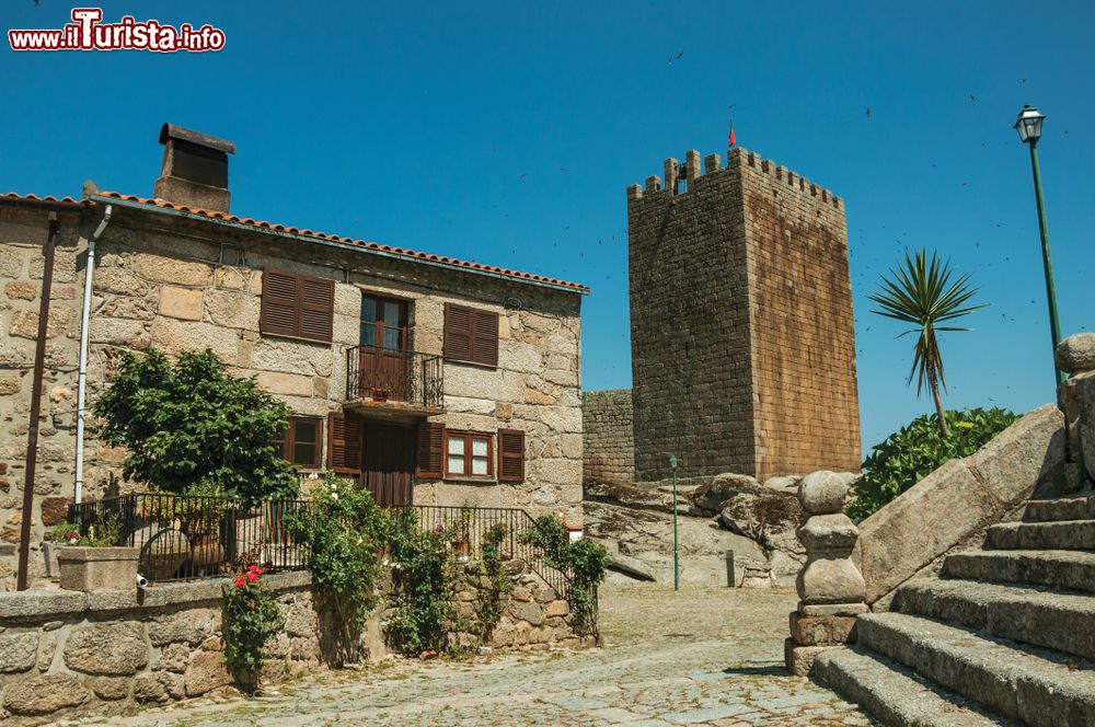 Immagine Un vecchio edificio con torre quadrata nel borgo di Linhares da Beira, Portogallo.