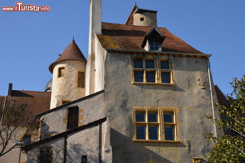 Immagine Un vecchio edificio con torretta nel cuore di Paray-le-Monial, Francia.
