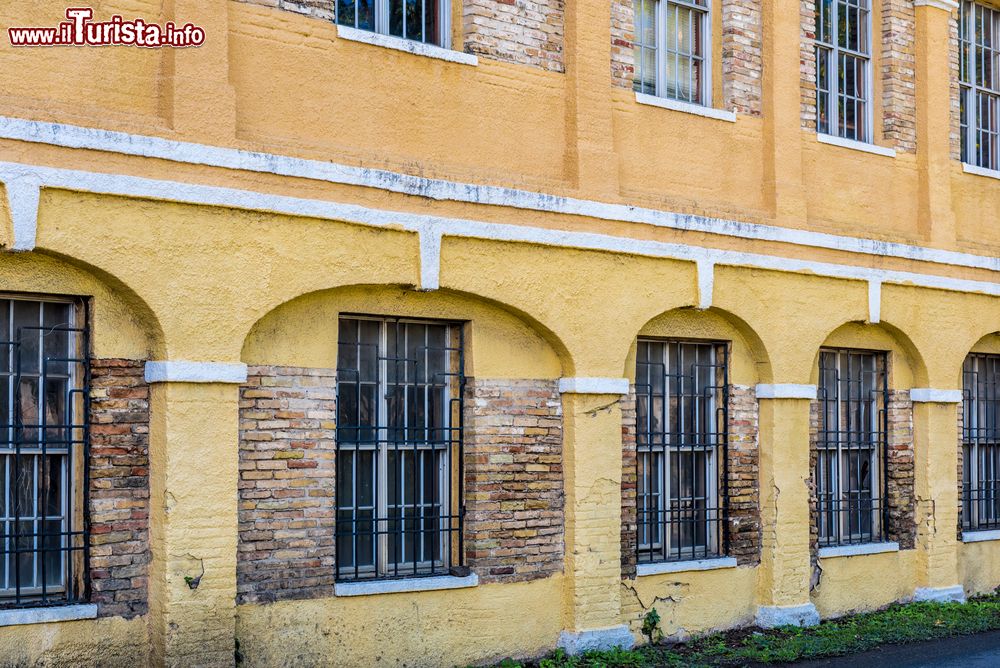 Immagine Un vecchio edificio giallo con sbarre alle finestre nel centro di Christiansted, isola di Saint Croix (USA).