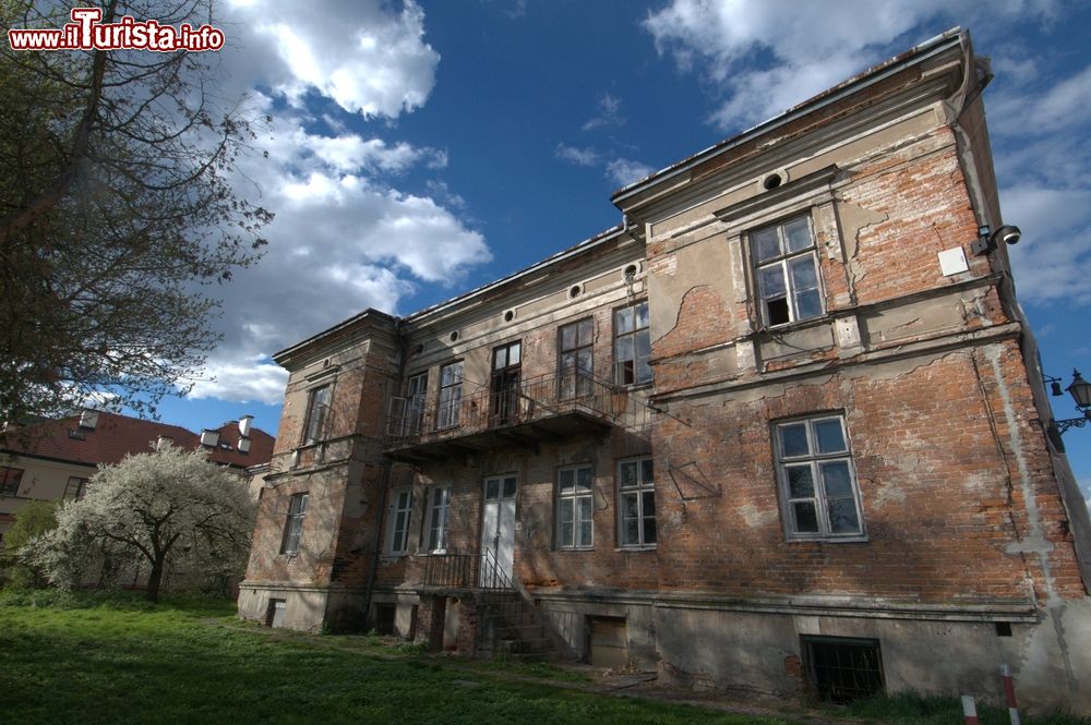 Immagine Un vecchio edificio in disuso nella città di Zamosc, Polonia. Questa località venne fondata nel 1580 per desiderio del magnate Jan Zamoyski che la volle come capitale dei propri possedimenti all'interno della Confederazione polacco-lituana.