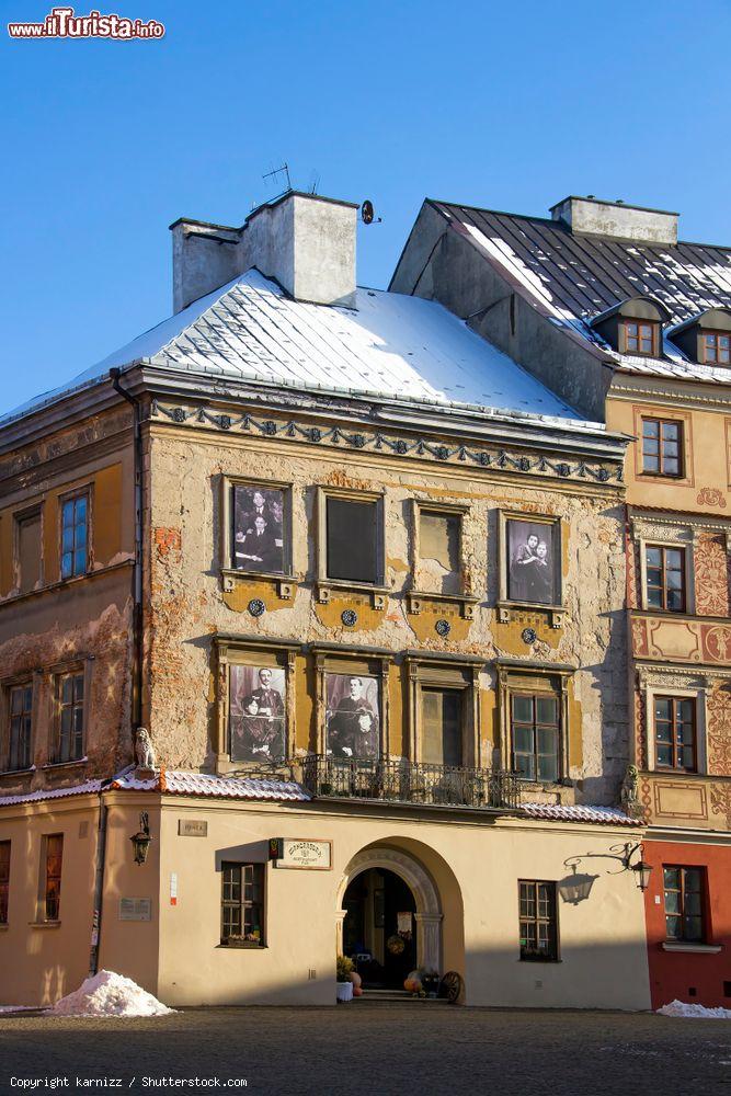 Immagine Un vecchio edificio in piazza Rynek nel centro di Lublino, Polonia - © karnizz / Shutterstock.com