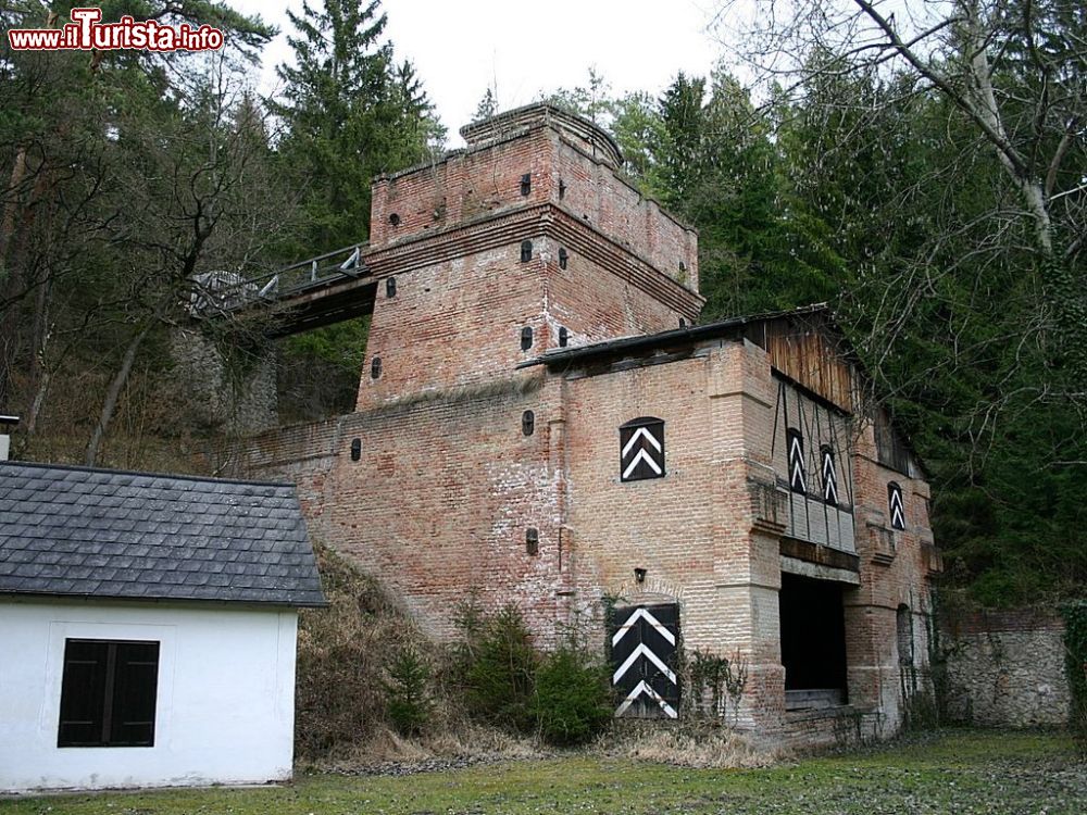 Immagine Un vecchio edificio industriale a Bad Erlach in Bassa Austria  - © Steindy, CC BY-SA 3.0, Wikipedia
