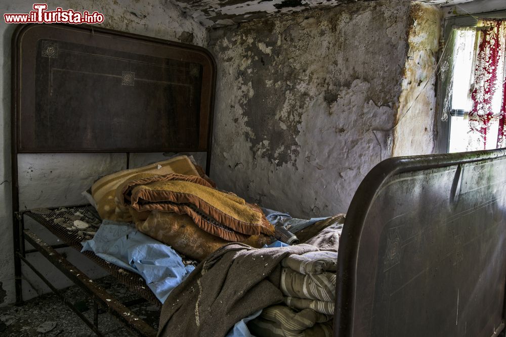 Immagine Un vecchio letto nella stanza di una casa rurale abbandonata a Brallo di Pregola, provincia di Pavia, Lombardia.