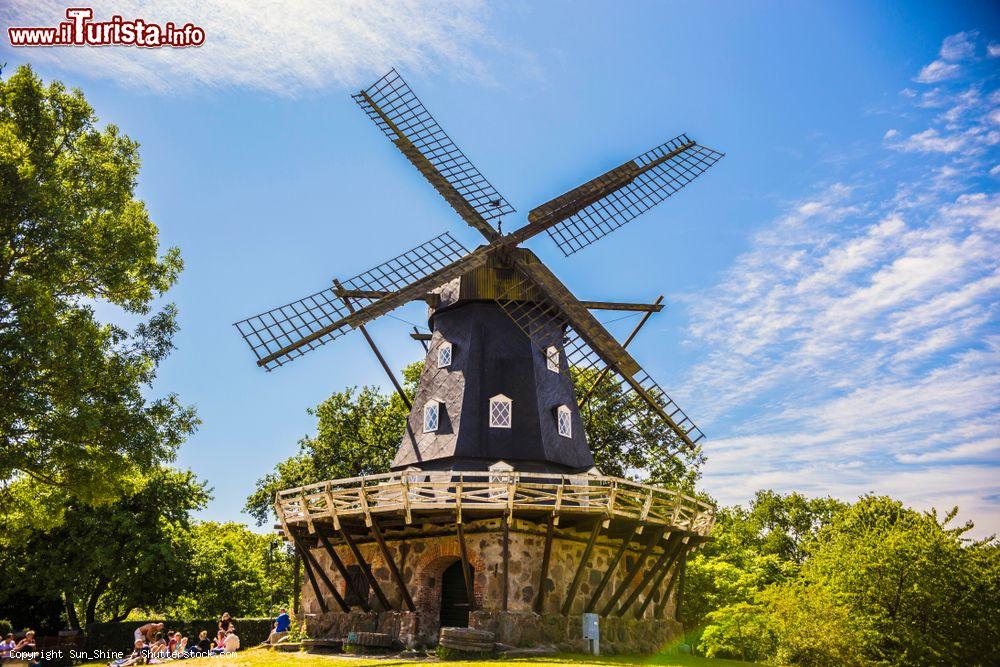 Immagine Un vecchio mulino a vento nella cittadina svedese di Malmo - © Sun_Shine / Shutterstock.com