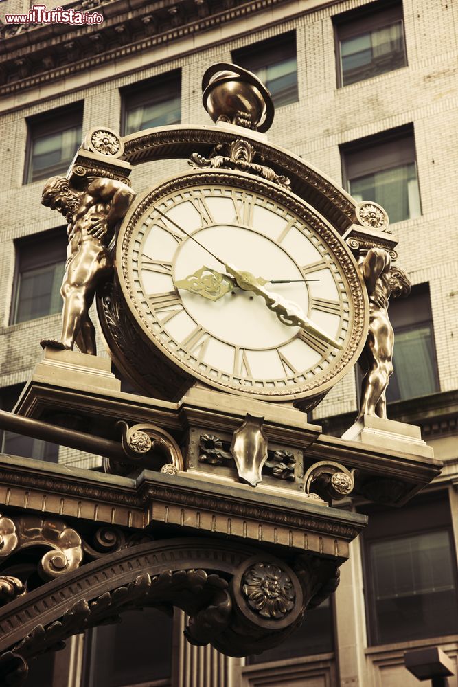Immagine Un vecchio orologio di strada nel centro storico di Pittsburgh, Pennsylvania (USA).