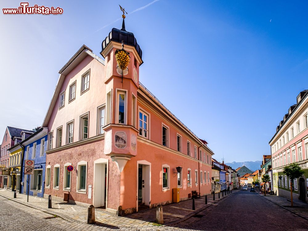 Immagine Un vecchio palazzo nel centro di Murnau am Staffelsee, Baviera (Germania).