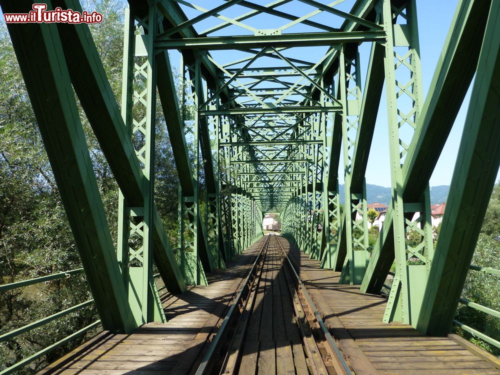 Immagine Un vecchio ponte di cento anni sul fiume Mura a Leoben, Stiria, Austria.