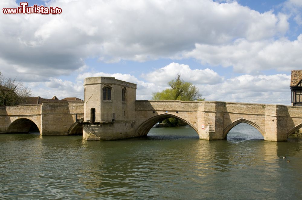 Immagine Un vecchio ponte di pietra sul fiume Great Ouse a St. Ives, Cornovaglia, Regno Unito.