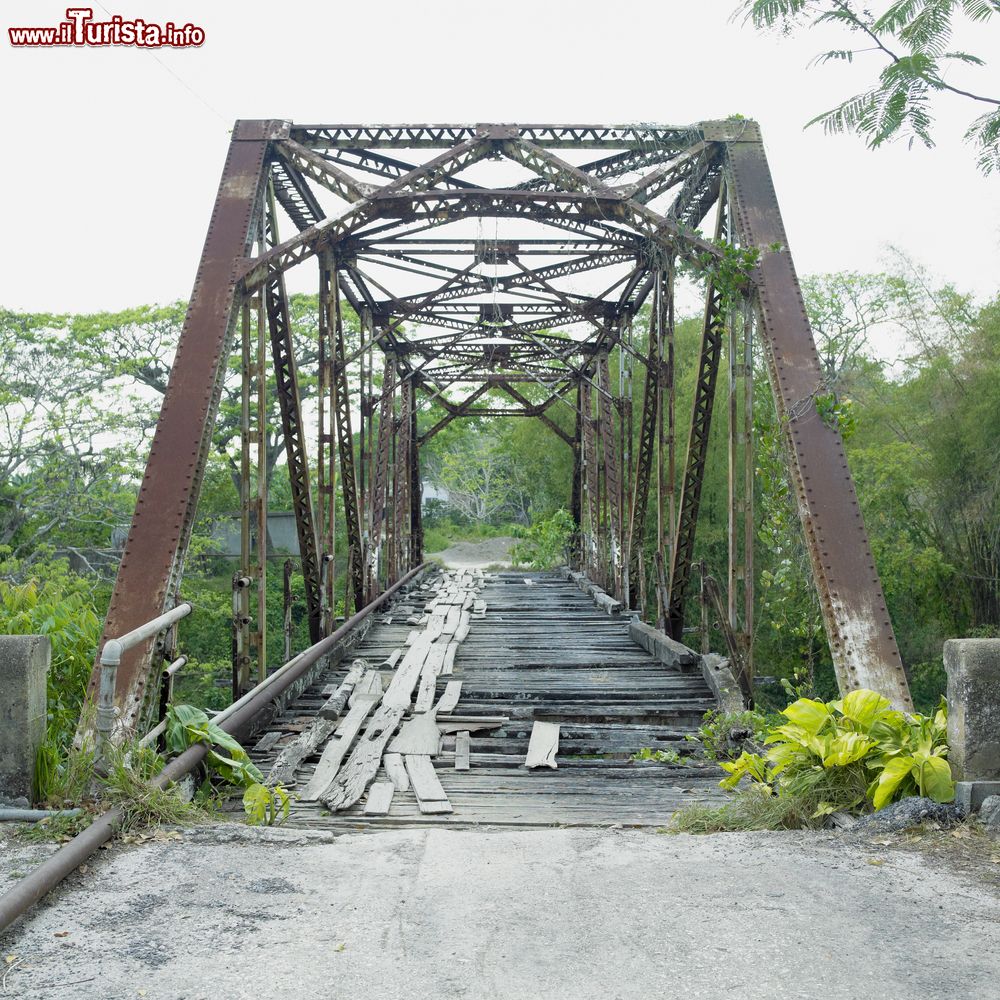 Immagine Un vecchio ponte in legno e ferro nella cittadina di San Diego de los Baños, Cuba. Piccolo insediamento frequentato dal turismo termale cubano, San Diego sorge al confine fra la Sierra de los Organos e la Sierra del Rosario.