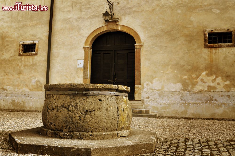 Immagine Un vecchio pozzo nel castello di Brezice, Slovenia. Con funzione amministrativa e difensiva, questo castello venen costruito probabilmente nel XII° secolo dai salisburghesi.