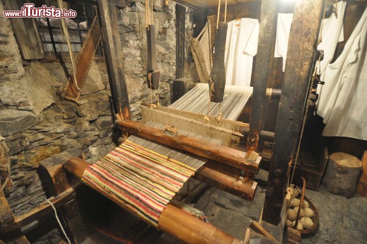 Immagine Un vecchio telaio in legno all'interno di una storica casa di Gerola Alta: fa parte dell'Ecomuseo della Valgerola in Valtellina, Lombardia.