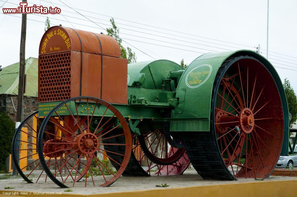 Immagine Un vecchio trattore Emerson Brantingham a Gobernador Gregores, Argentina: questo esemplare è stato importato da Londra nel 1917 e utilizzato in diverse attività agricole - © Adwo / Shutterstock.com