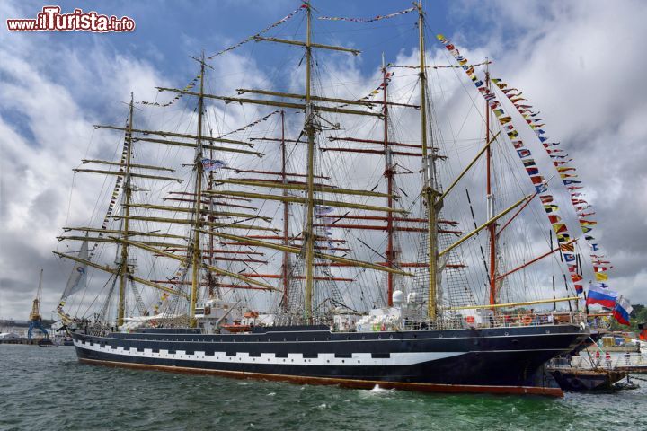 Immagine Veliero al Festival di Brest, Francia - Una bella immagine di una nave a vela protagonista dell'ormai tradizionale festival marittimo di Brest © kaband / Shutterstock.com