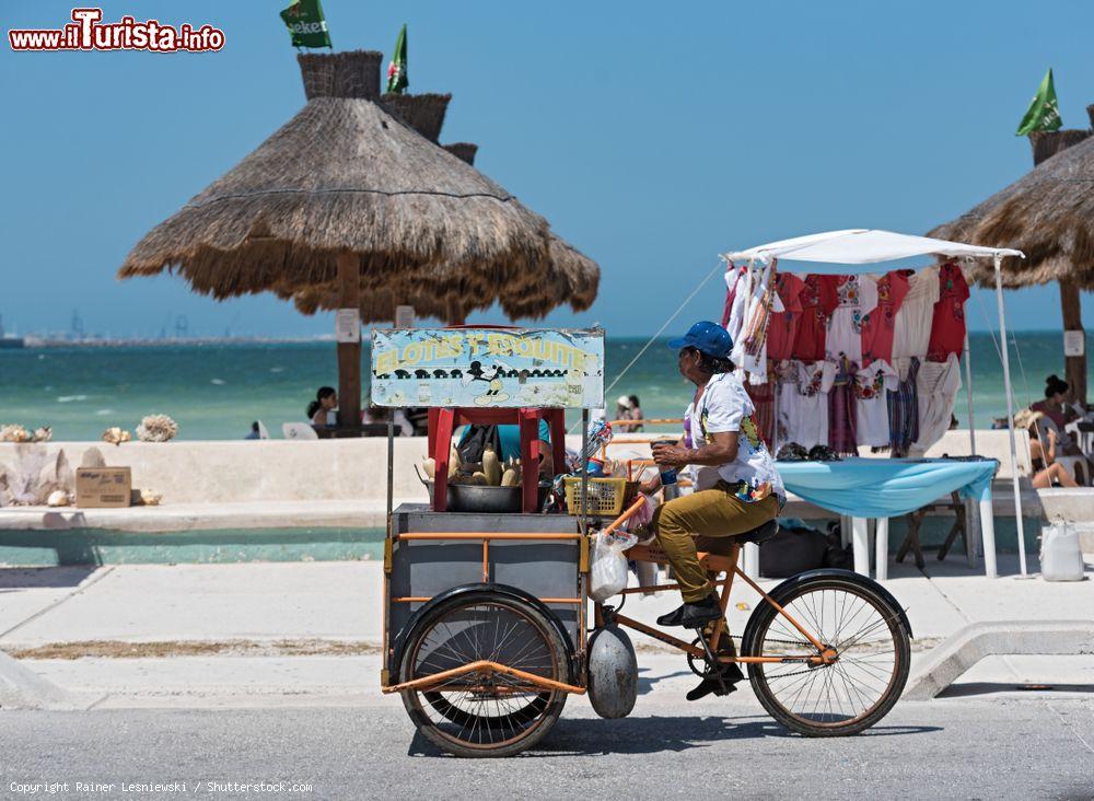 Immagine Un venditore ambulante di frutta in una strada di Progreso, Messico - © Rainer Lesniewski / Shutterstock.com