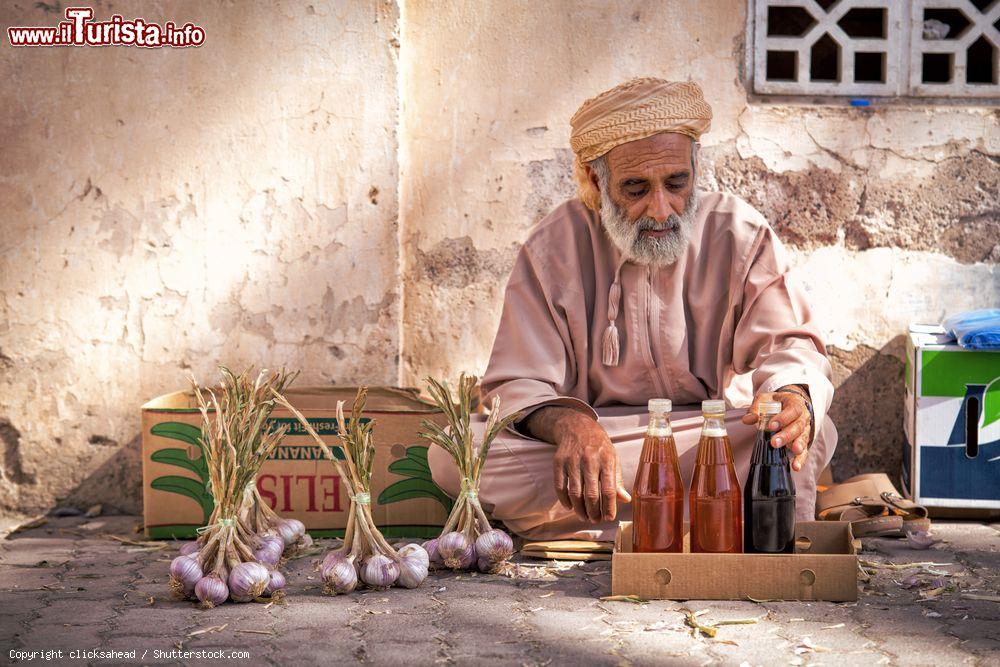 Immagine Un venditore di miele e aglio in un mercato tradizionale a Nizwa, Oman - © clicksahead / Shutterstock.com